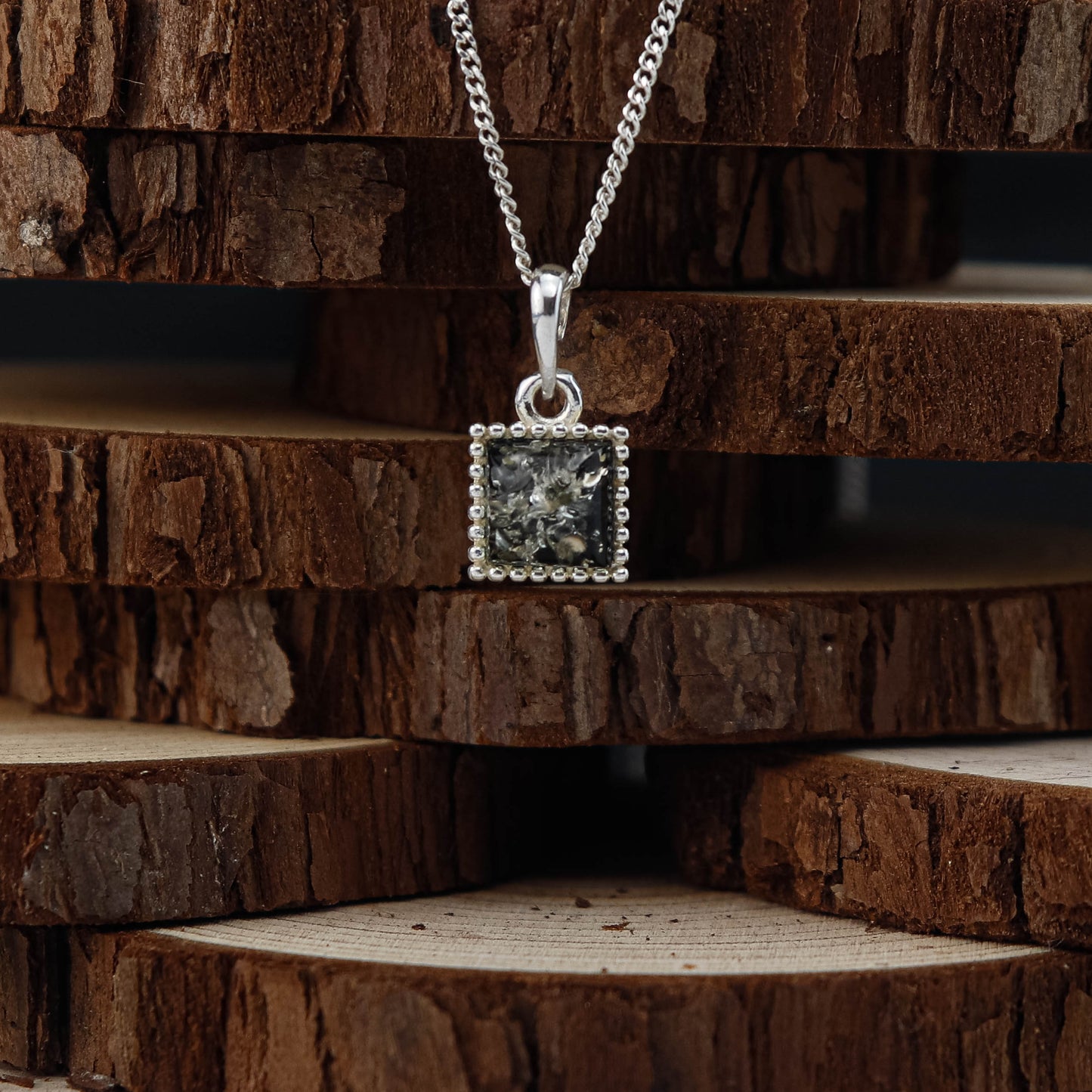 Dark Amber Square hänge i 925 Sterling Silver med Bärnsten