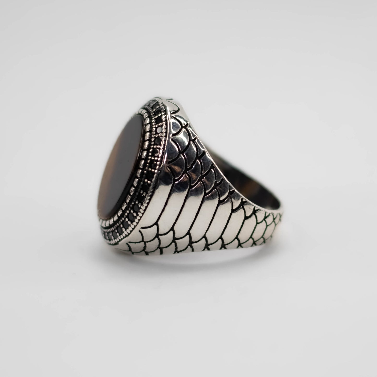 Kraftens Symbol – Ring i 925 Sterling Silver med Mörkblå Zirkon