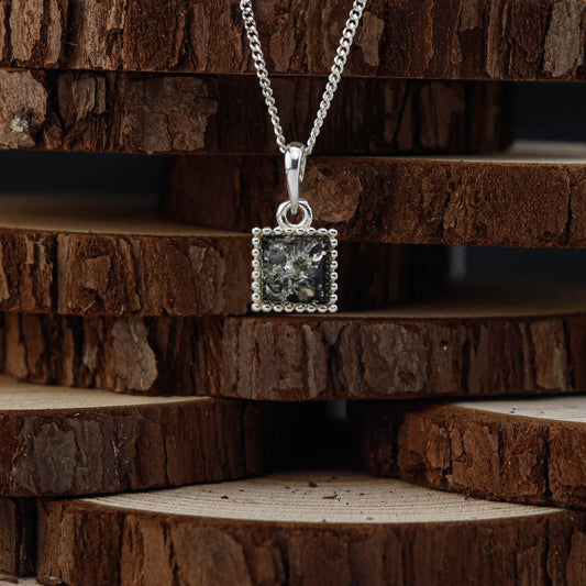 Dark Amber Square hänge i 925 Sterling Silver med Bärnsten