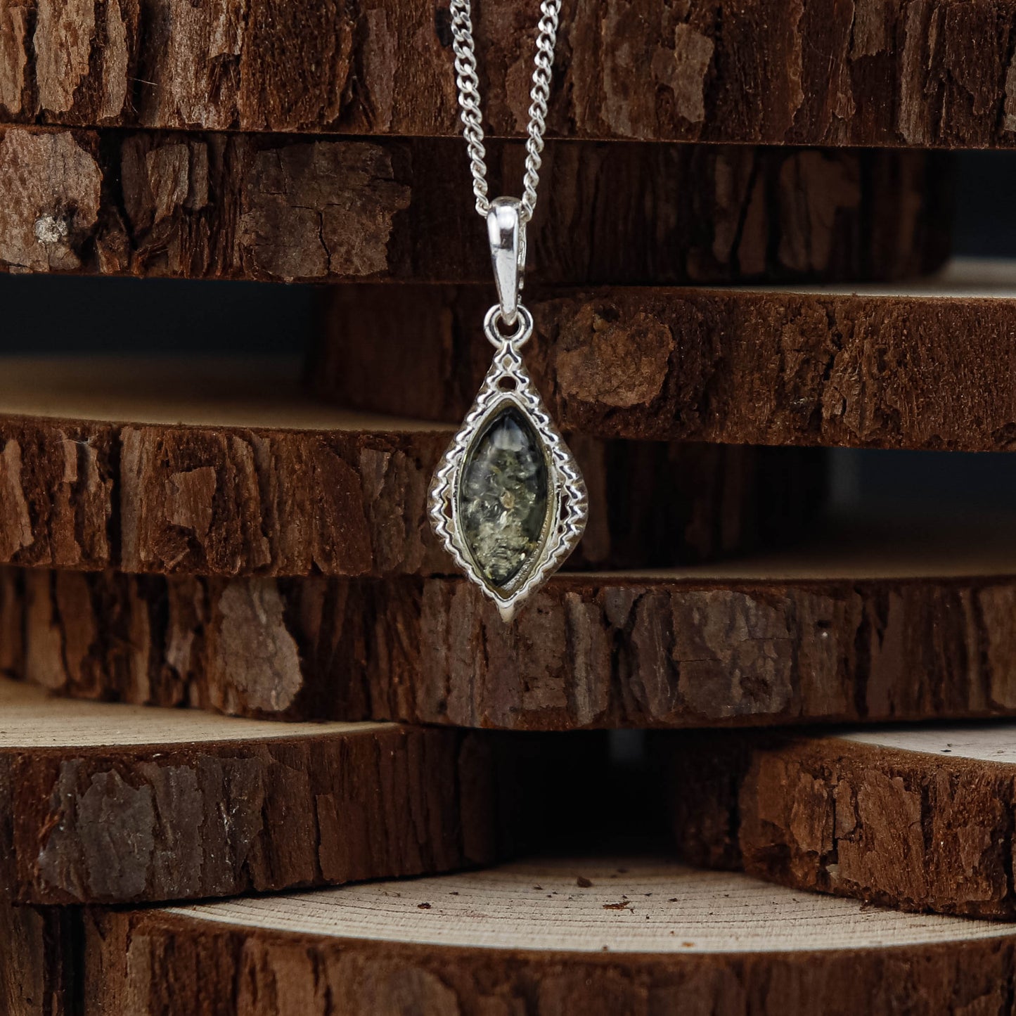 Forest Leaf Marquise hänge i 925 Sterling Silver med Bärnsten