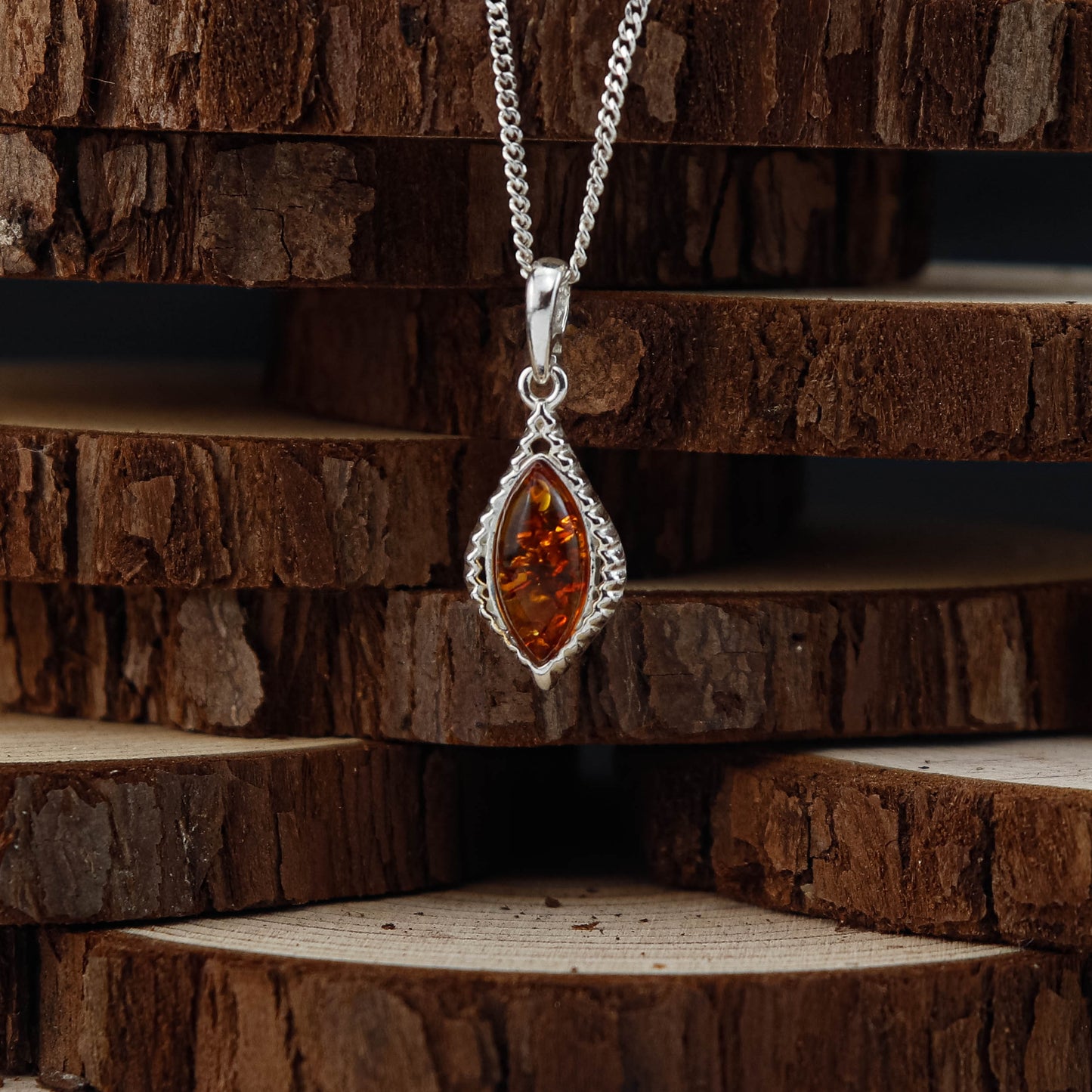 Amber Flame Leaf hänge i 925 Sterling Silver med Bärnsten