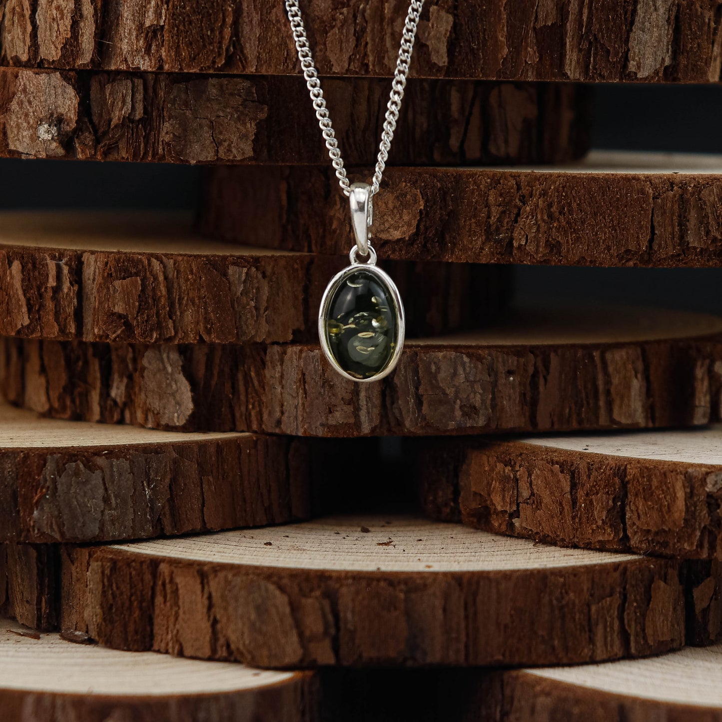 Forest Glow Oval hänge i 925 Sterling Silver med Bärnsten