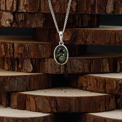 Forest Glow Oval hänge i 925 Sterling Silver med Bärnsten