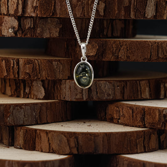 Forest Glow Oval hänge i 925 Sterling Silver med Bärnsten