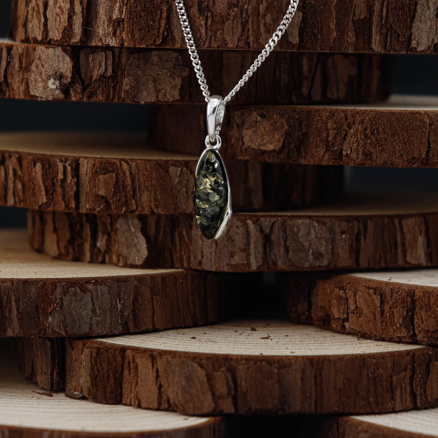 Amber Drop Green hänge i 925 Sterling Silver med Bärnsten