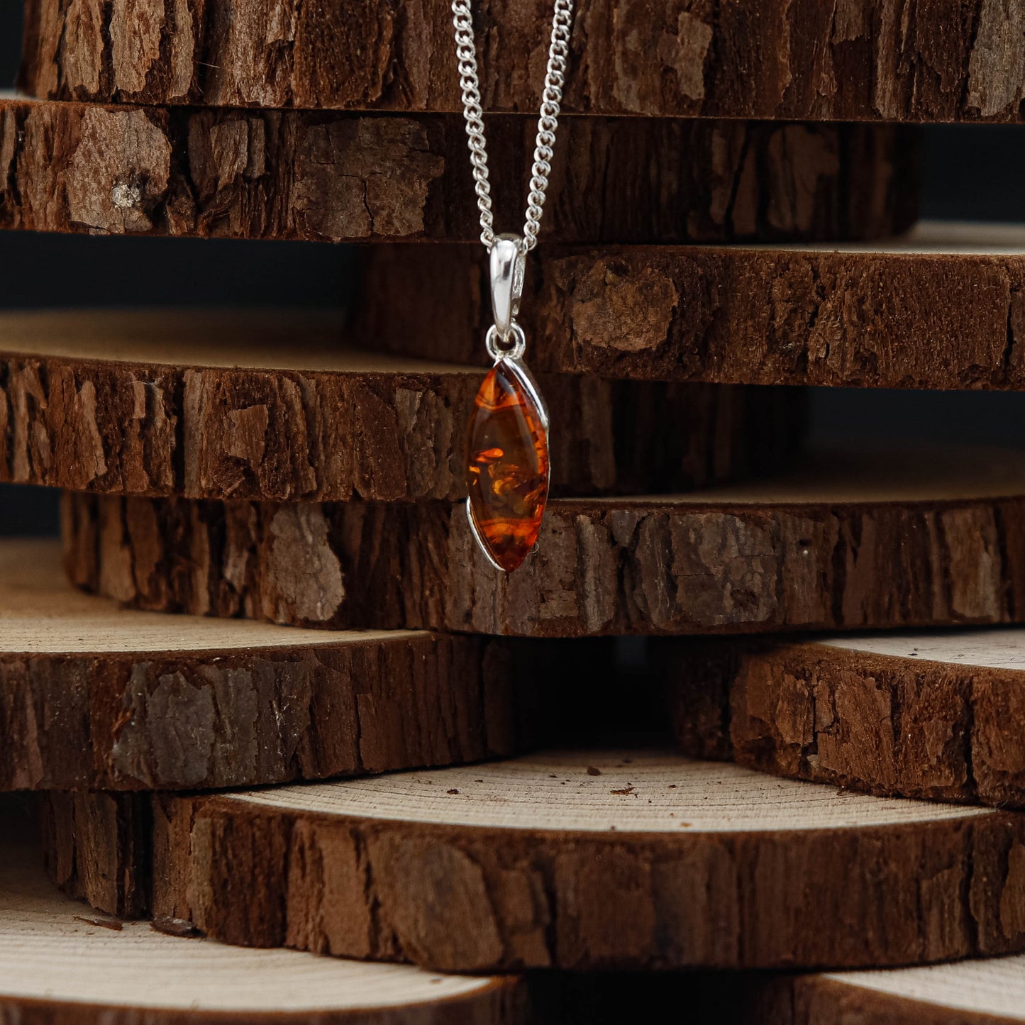 Amber Drop Slim hänge i 925 Sterling Silver med Bärnsten