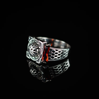 Ring, röd zircon